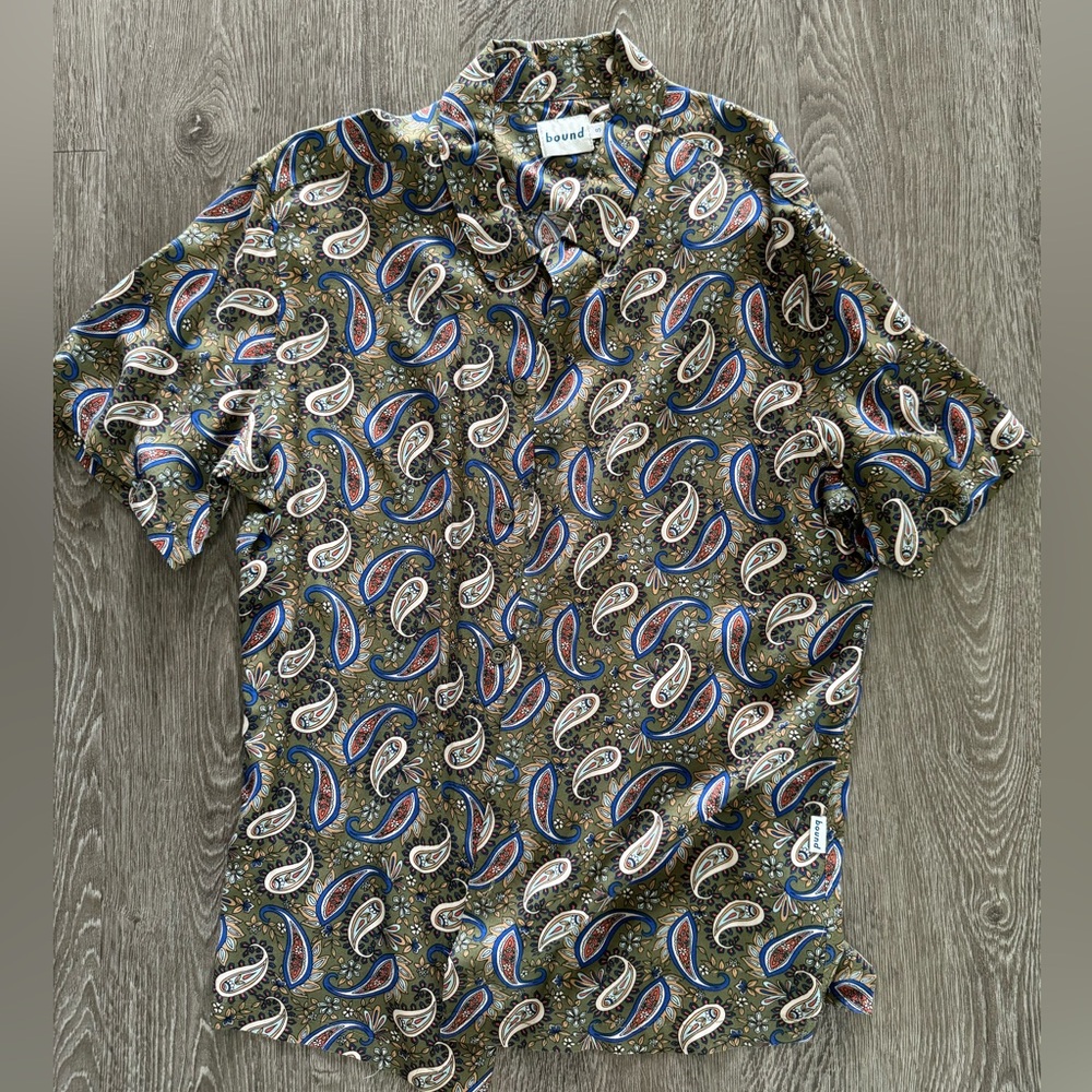Bound olive paisley short sleeve rayon button down. Size small